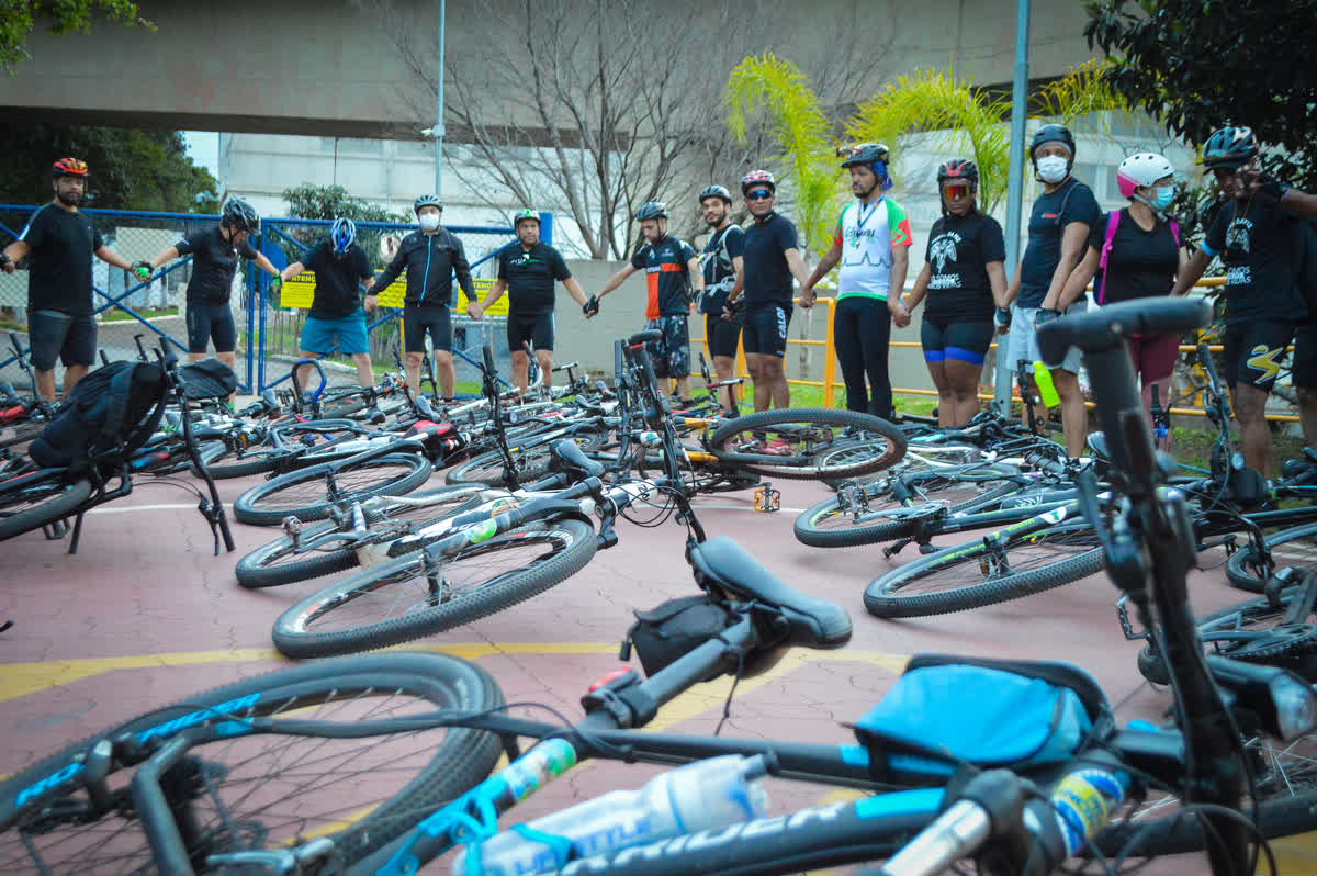 Ciclistas de mãos dadas no Pedal da Paz