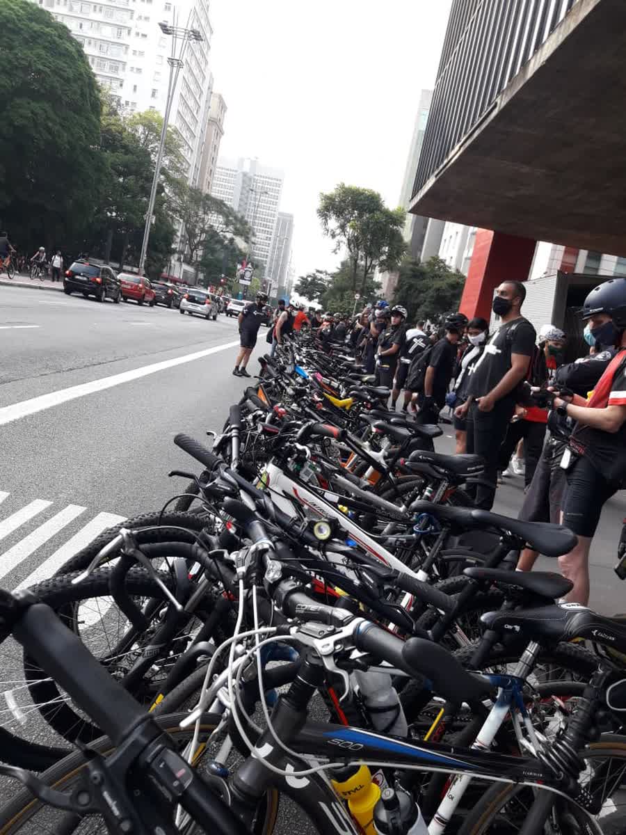 Bikes estacionadas numa avenida durante o Pedal da Paz